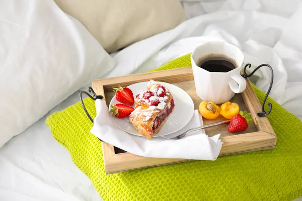 Délicieux petit déjeuner au lit — Photo