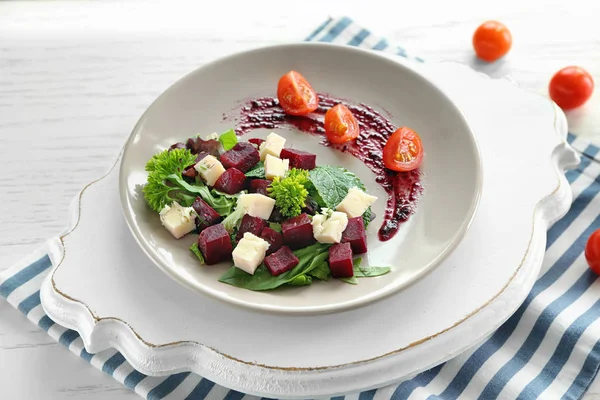 Plaat met nuttige bieten salade op houten bord — Stockfoto