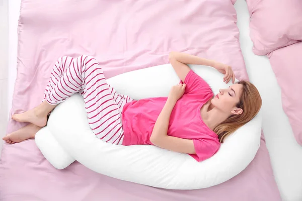Gadis cantik tidur dengan bantal tubuh di kamar tidur — Stok Foto