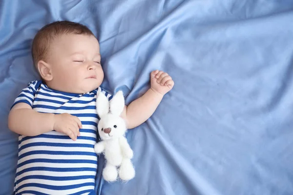 Bebé bonito dormindo na cama — Fotografia de Stock