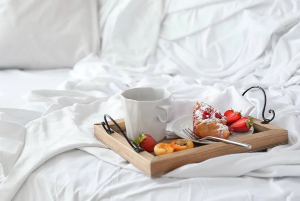 Délicieux petit déjeuner au lit — Photo