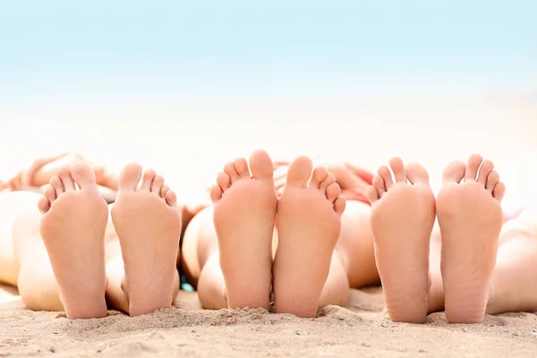 Beautiful young women lying in the sun on sea beach — Stock Photo, Image