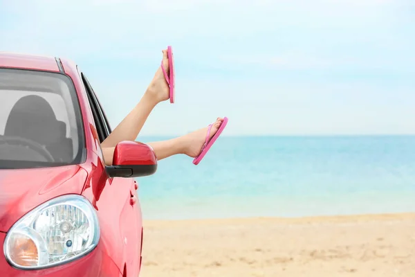 Mujer relajante en coche — Foto de Stock