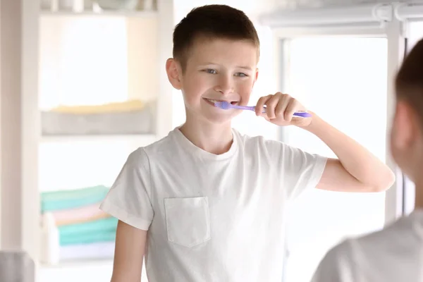 Lindo niño limpiando dientes en casa — Foto de Stock