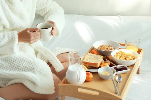 Jonge vrouw die koffie drinkt — Stockfoto