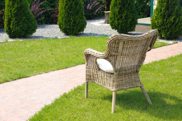Cómoda silla en la hierba — Foto de Stock