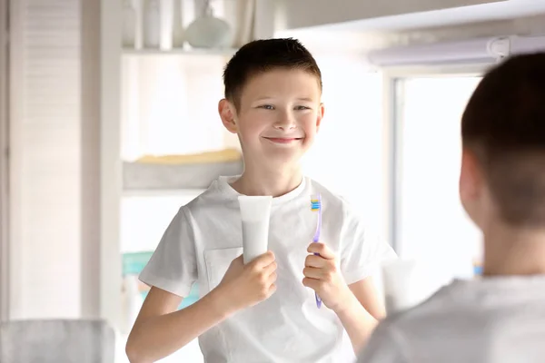 Lindo niño pequeño con cepillo de dientes y pasta en casa. concepto de limpieza de dientes — Foto de Stock