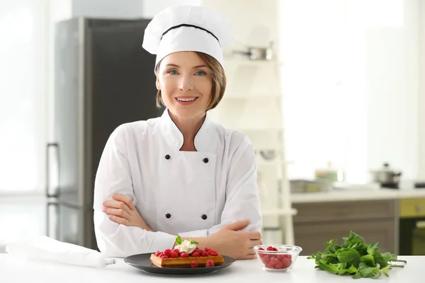 Vrouwelijke chef-kok met lekkere dessert — Stockfoto