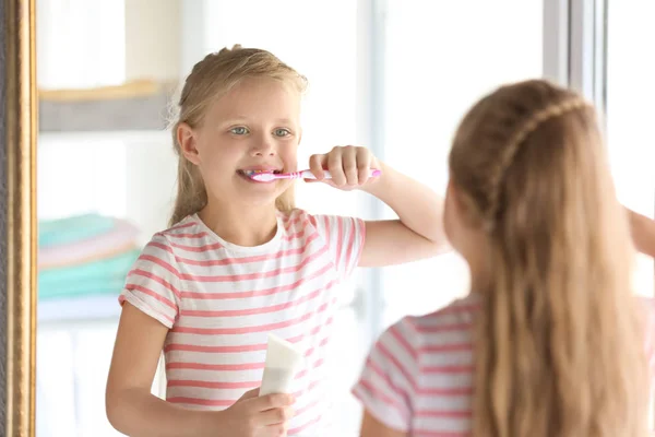 Linda Niña Limpiando Dientes Casa —  Fotos de Stock