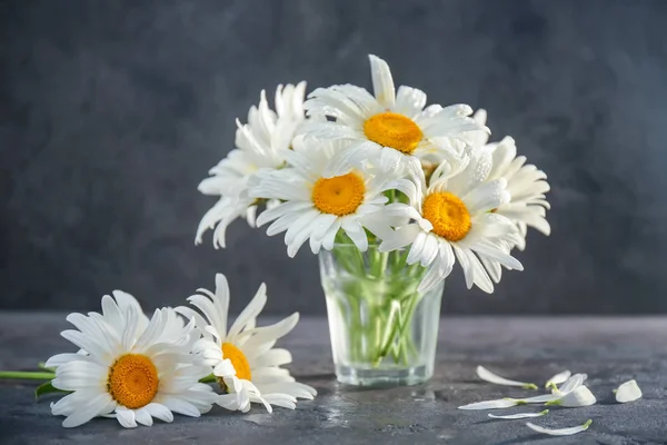 Sklo s krásnou chamomiles — Stock fotografie