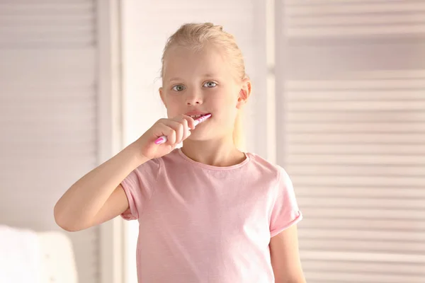 家庭での歯のクリーニングかわいい女の子 — ストック写真