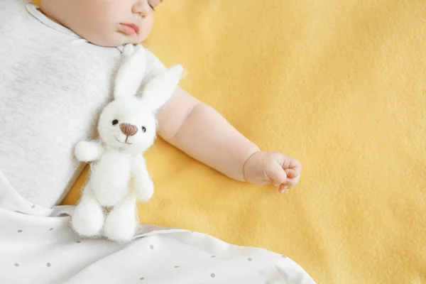 Bayi kecil yang lucu tidur dengan mainan di tempat tidur — Stok Foto