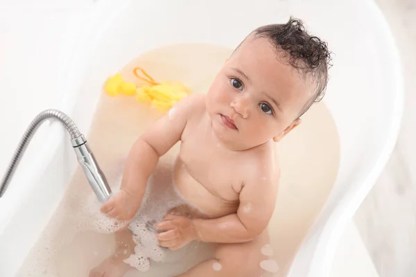Baby, praní v lázni povodí — Stock fotografie