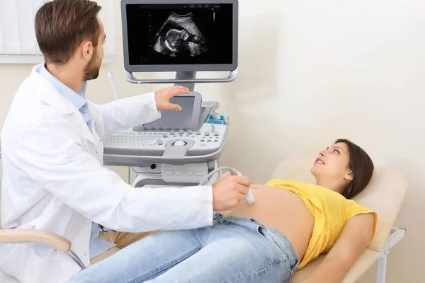 Mujer embarazada joven — Foto de Stock