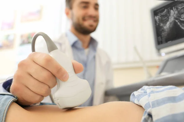 Lékař provádějící ultrazvukové vyšetření ženy na klinice — Stock fotografie