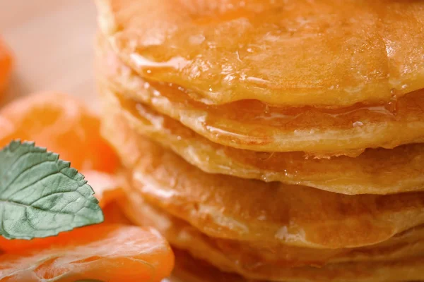 Delicious pancakes with honey, close up — Stock Photo, Image