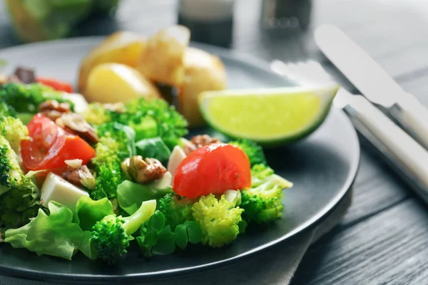 Tabak Brokoli Salatası ile — Stok fotoğraf