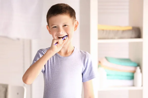 Bonito menino limpando os dentes em casa — Fotografia de Stock