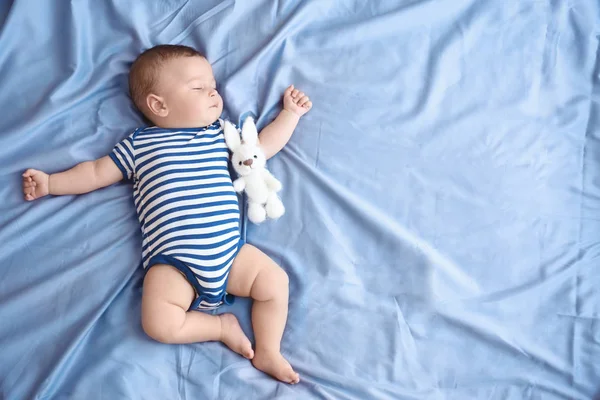 Bayi kecil yang lucu tidur di tempat tidur — Stok Foto