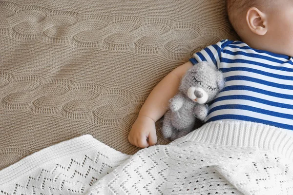 Niedliches kleines Baby schläft auf dem Bett — Stockfoto