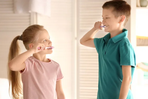 Bonito crianças limpando os dentes em casa — Fotografia de Stock