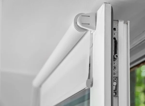 プラスチック製の窓の白いローラー ブラインド — ストック写真