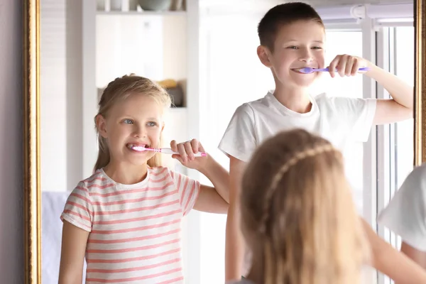 Χαριτωμένα παιδάκια, καθαρισμό των δοντιών στο σπίτι — Φωτογραφία Αρχείου