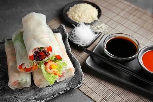 Masaya taze Vietnamca Çin böreği