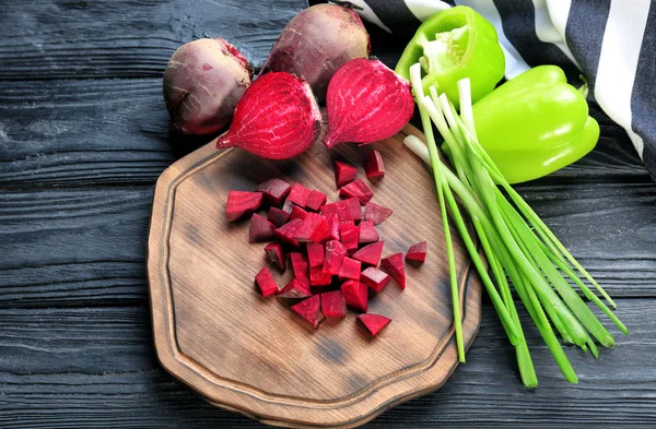 Frische Rüben auf Schneidebrett — Stockfoto