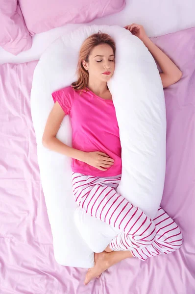 Mujer joven durmiendo en el dormitorio —  Fotos de Stock