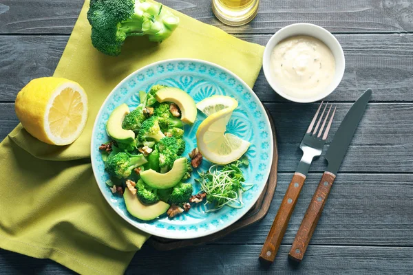 Sammansättning med broccoli sallad på trä bakgrund — Stockfoto
