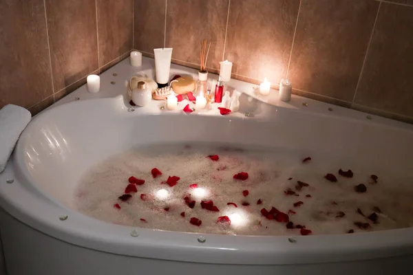 Baignoire avec mousse et pétales de rose — Photo