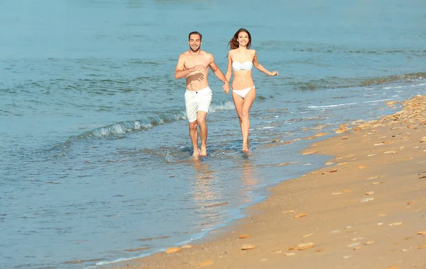 Mutlu genç bir çift deniz başvurmak