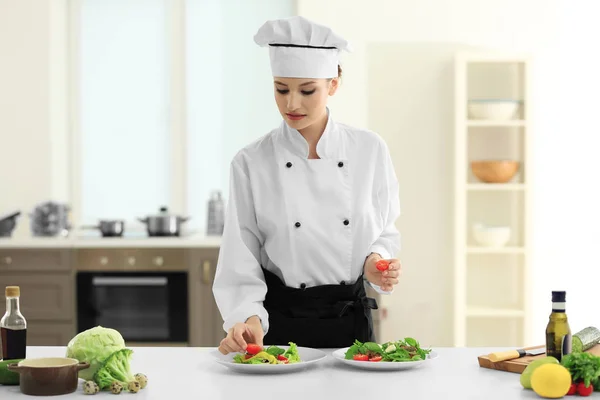 Jonge vrouwelijke chef-kok — Stockfoto