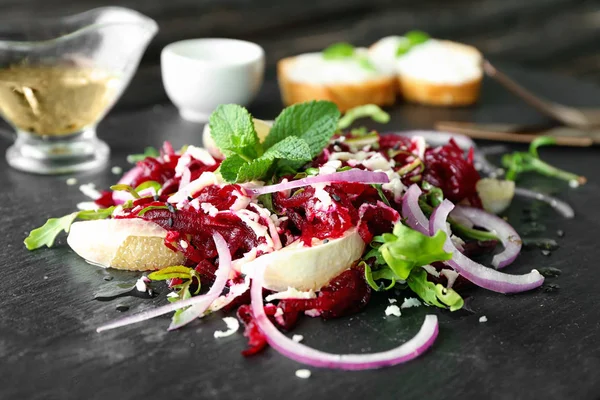 Ensalada de remolacha fresca en plato de pizarra — Foto de Stock