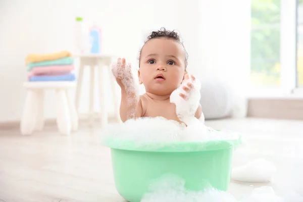 婴儿洗澡盆洗 — 图库照片