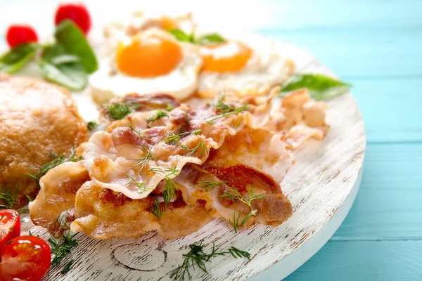 Colazione gustosa con uovo fritto — Foto Stock