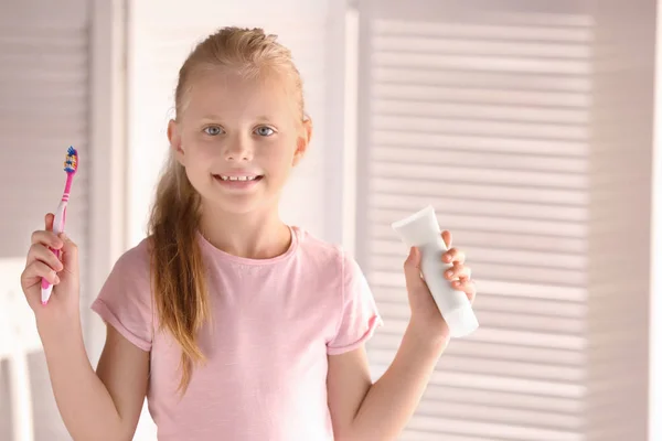 可爱的小女孩与牙刷和粘贴在家里 清洁牙齿概念 — 图库照片