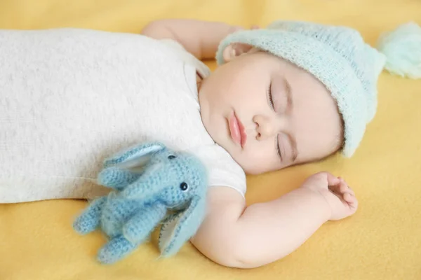 Милый малыш спит с игрушкой на кровати — стоковое фото