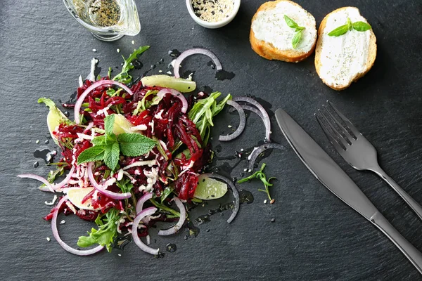 Salada de beterraba fresca em prato de ardósia — Fotografia de Stock