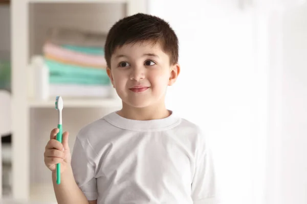 Schattige kleine jongen met tandenborstel thuis. Reiniging van de tanden concept — Stockfoto