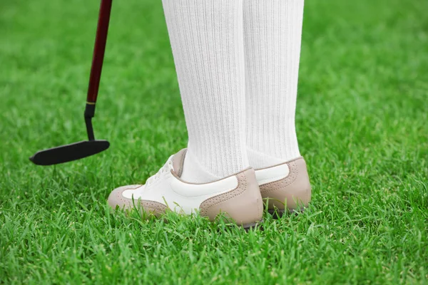Gambe del giovane giocatore di golf in campo — Foto Stock
