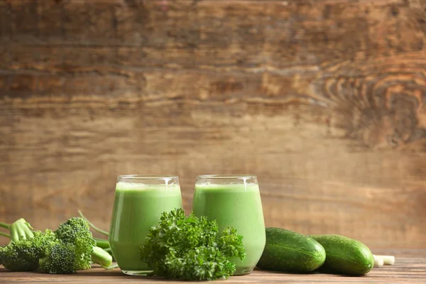 Samenstelling met verse groene smoothie — Stockfoto