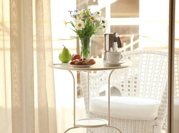 Lezzetli kahvaltı ile tablo 