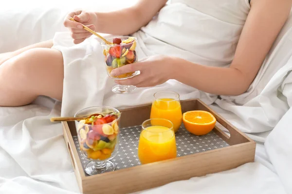 Mujer joven desayunando sabroso en la cama —  Fotos de Stock