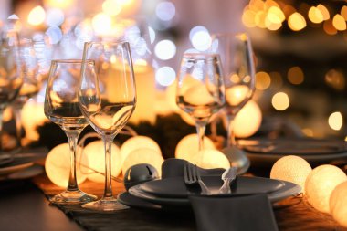 Noel yemeği için servis edilen masa.