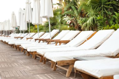 Lüks otelde boş şezlong