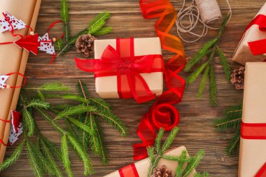 Hediye kutularıyla Noel kompozisyonu