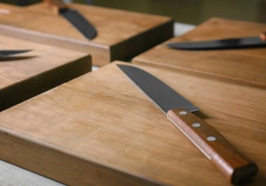 Bıçak ve ahşap mutfak masasında kurullarında. Pişirme Sınıflar kavramı