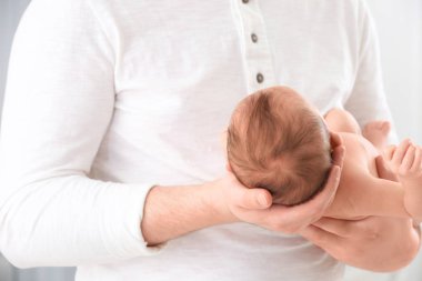 Babası holding şirin yeni doğmuş bebek, portre